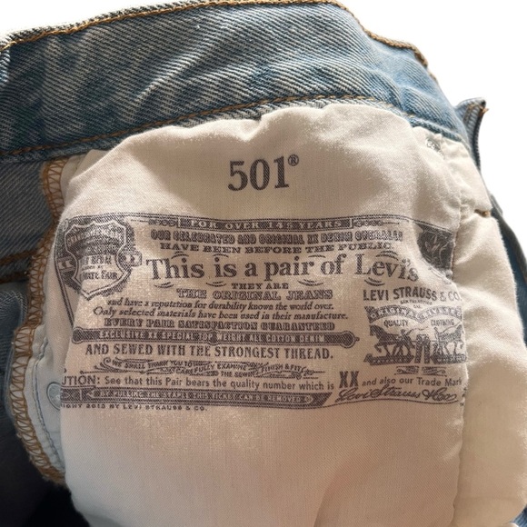 Levi’s 501® MID‎ THIGH High Rise Women's Shorts Medium Wash Size 28 - Picture 8 of 10